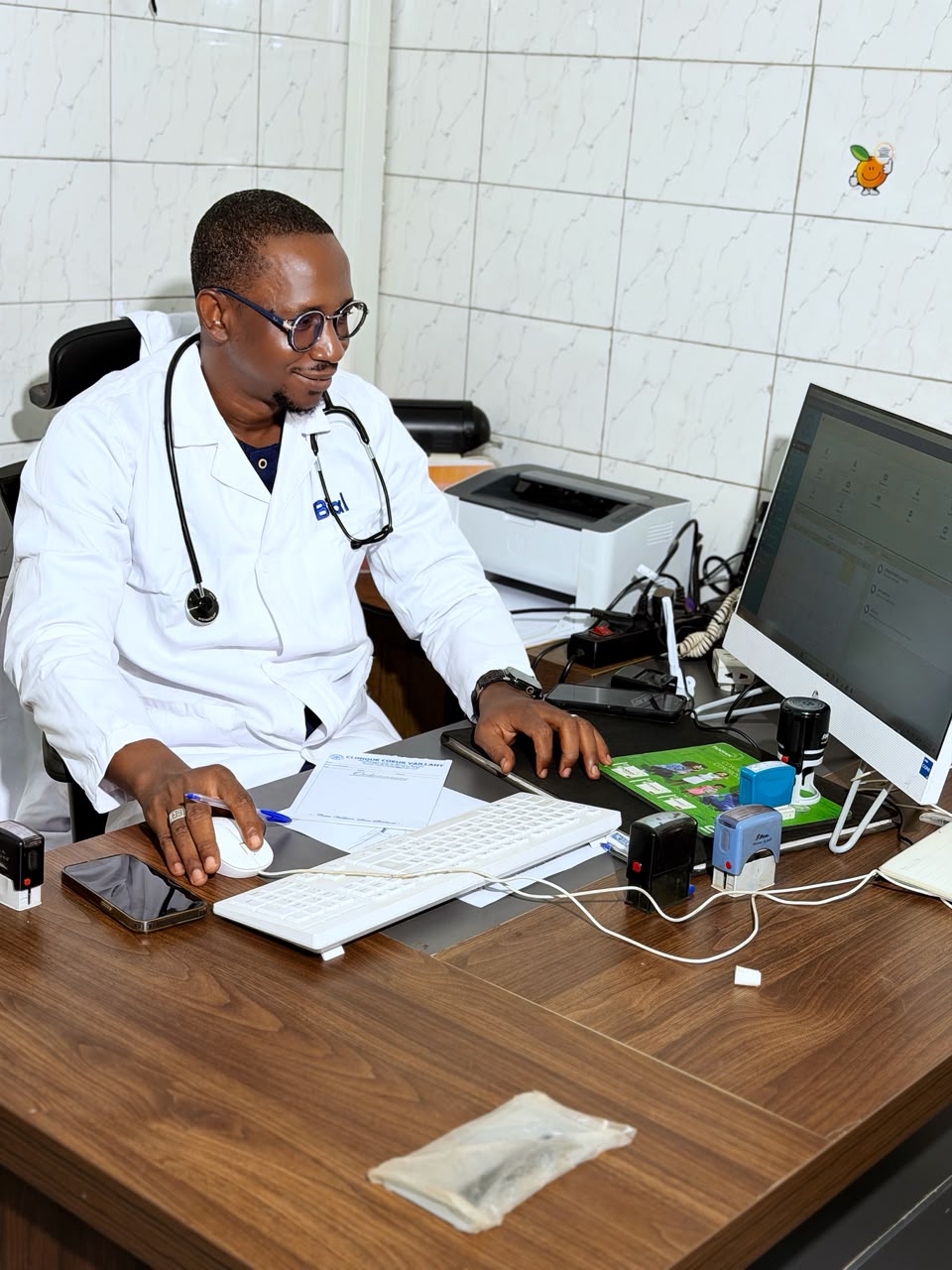 Médecin de la Clinique Cœur Vaillant en consultation à son bureau